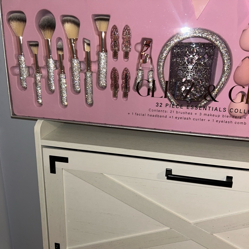 Glitzy Glam 32 Piece Essentials Collection